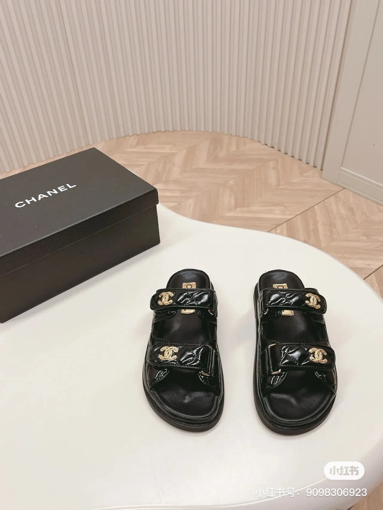 👟👟Ex-factory price 480👟👟 𝑐ℎ𝒶𝓃𝓮𝓁 2024 early spring latest season new Velcro slippers ————————————❤ European purchasing agent & fragrance grandma’s new fashion latest layout 🔛 Small fragrance sandals that exude lasting charm ~ The original development supports any comparison in the market 🆚The so-called smooth and natural lines To restore the original look, many celebrities have recommended it as one of the must-have items for spring. It is super comfortable on the feet! [Top version] ⚫ Size: 35-41 ⚫ Color: white